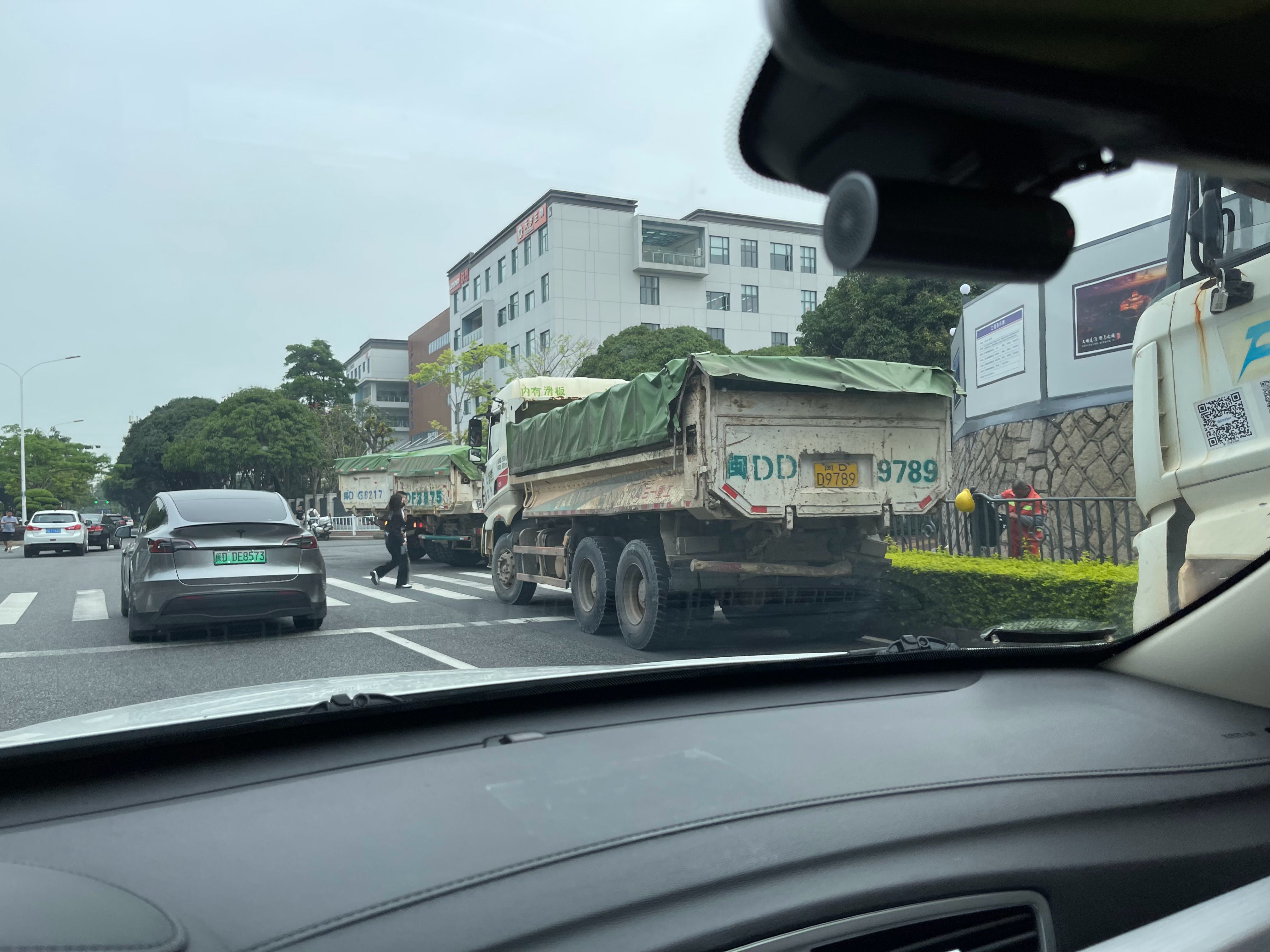 新丰路右拐创新三路的路口，最近土方车天天在乱停！本来两个道就很堵的早高峰！还有斑