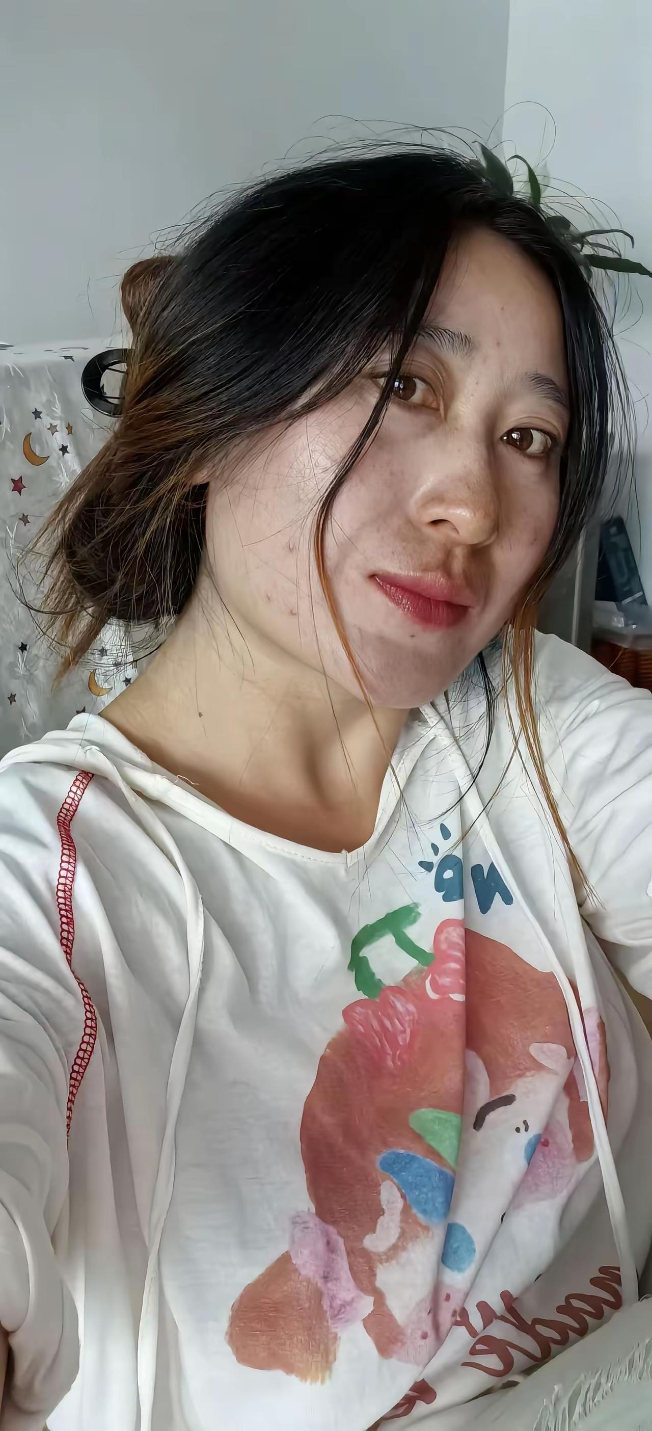 没打粉没化妆，
原生态的样子。
还可以吧。