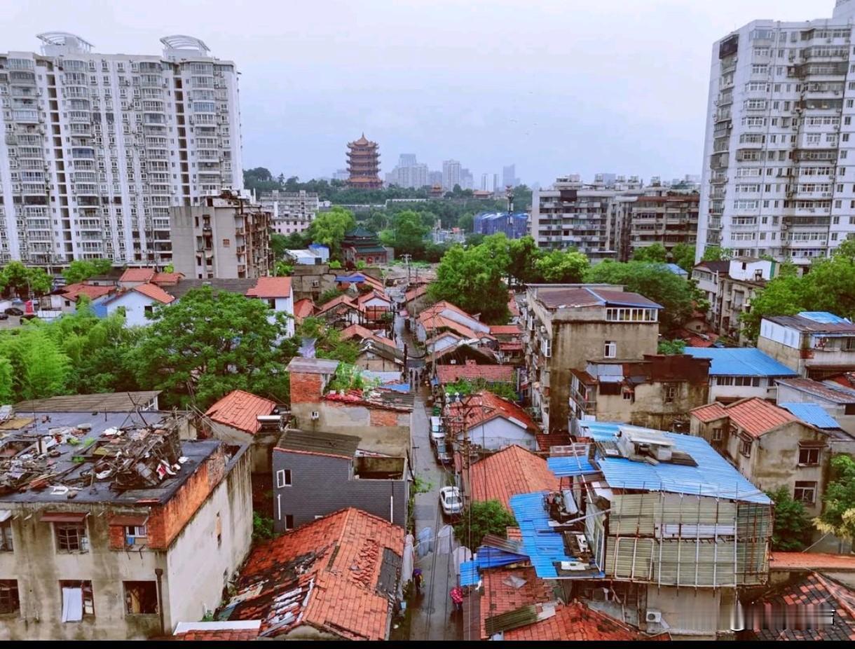 武昌有片藏在城中的“宝藏盲盒”
武昌司门口昙华林一带，位于黄鹤楼脚下、蛇山北麓，