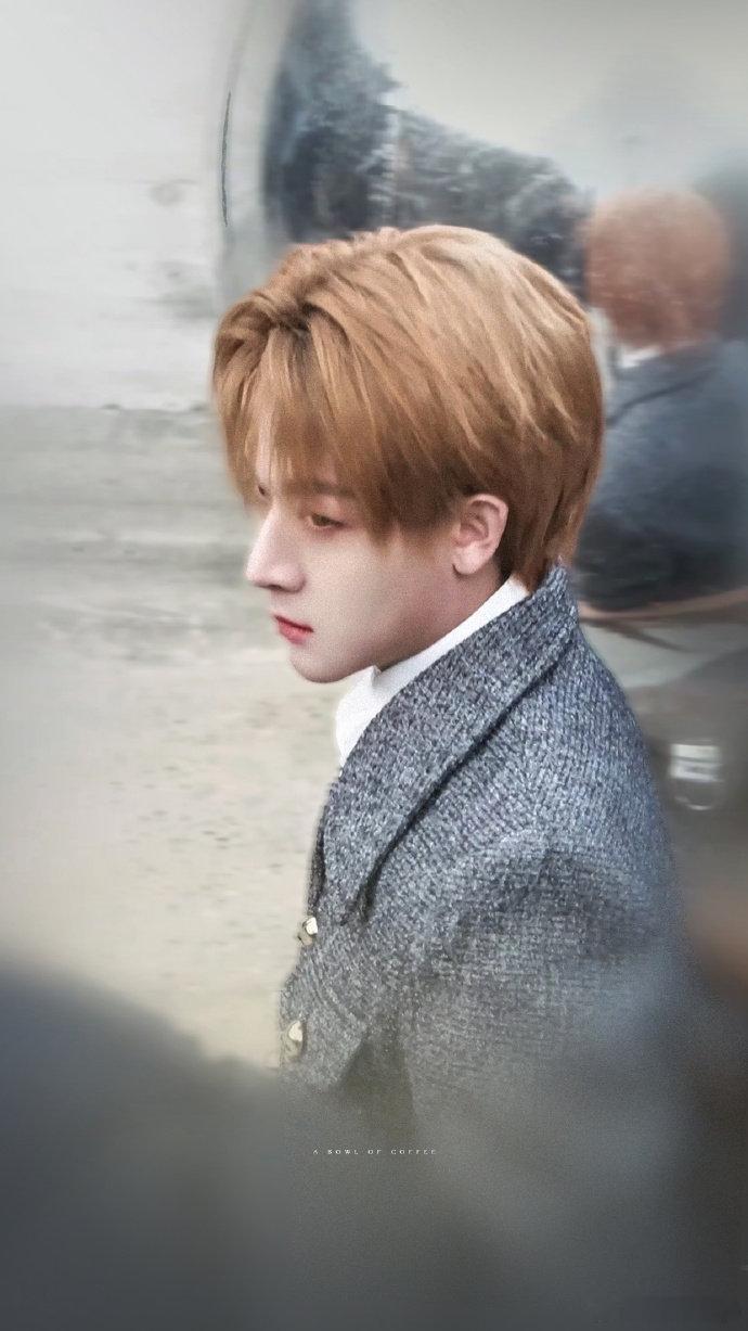 这脸还是太权威了  坚守表演本真，玩转潮流表达。跟随张晚意 解锁11月刊封面，诠