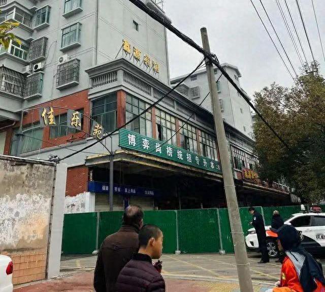 出事教室只有一道窄门，仅容一人通过！

本来我和大家一样纳闷——明明是冷库违规动