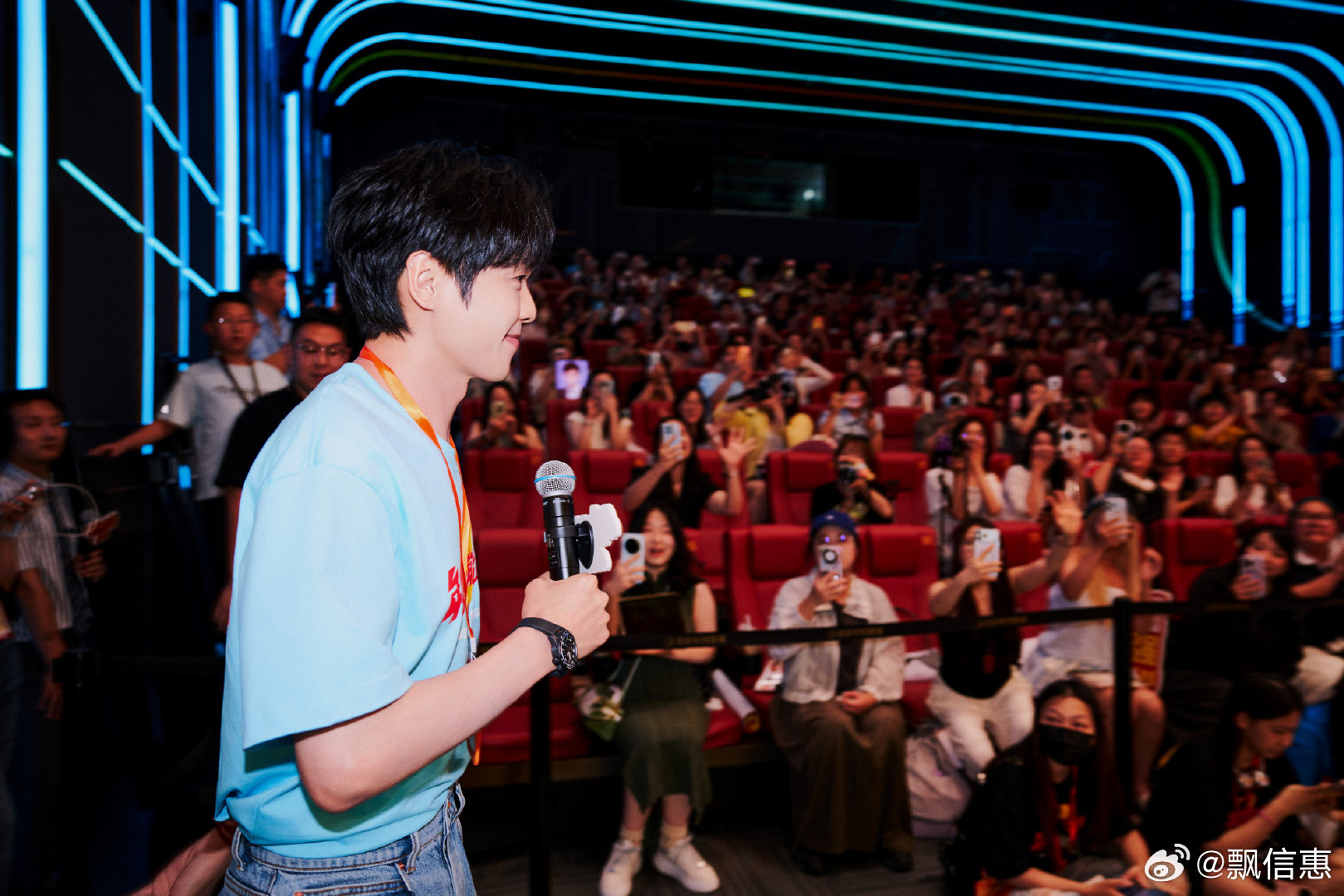 张若昀的工牌真的能扫张若昀每天路演都带新工牌《年会不能停2》路演张若昀每日限定工