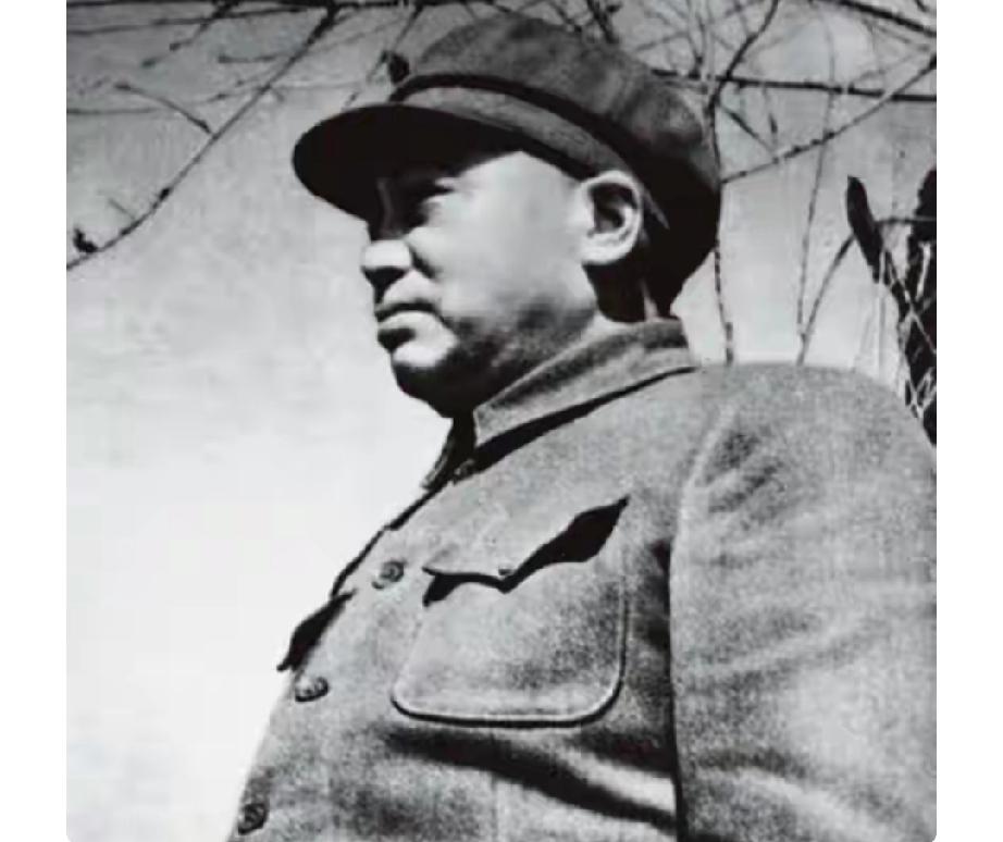 1952年9月，在克里姆林宫的庆祝抗美援朝胜利宴会上，彭大将军穿着打补丁的旧军服