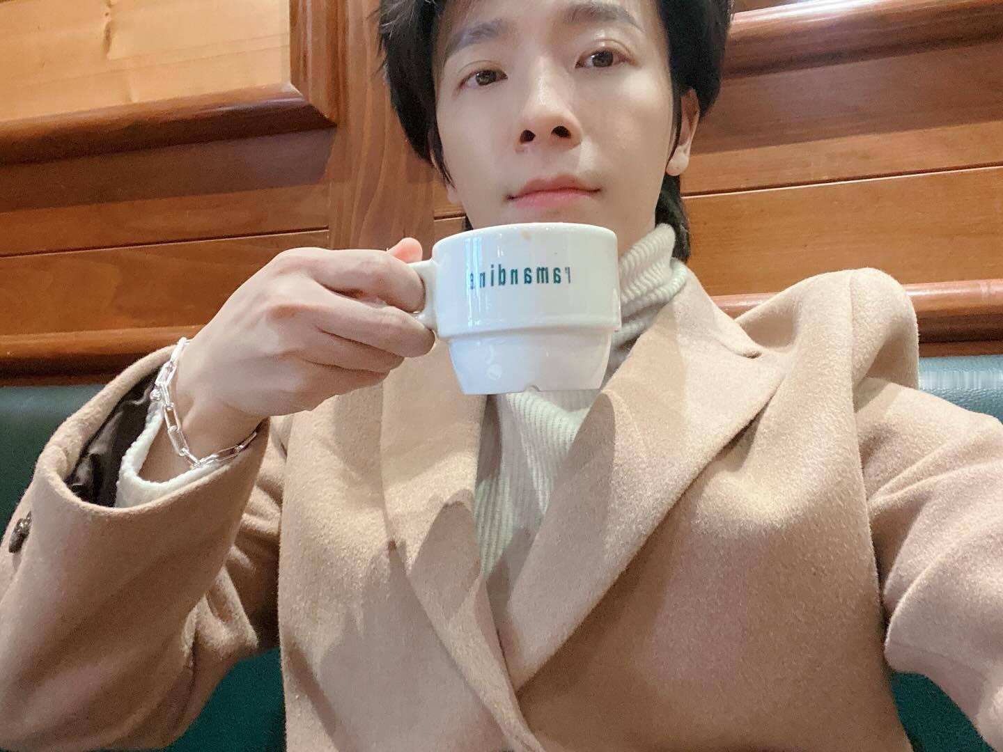 “CB百蓝_。251207李东海 IG更新：☕️ 