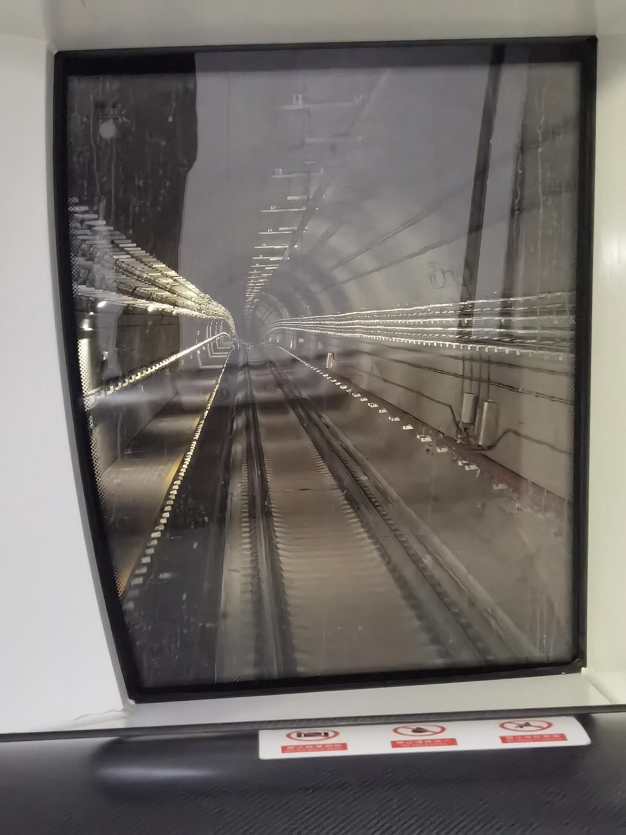 分享一张你最近拍的西安一角的照片地铁8号线太美了