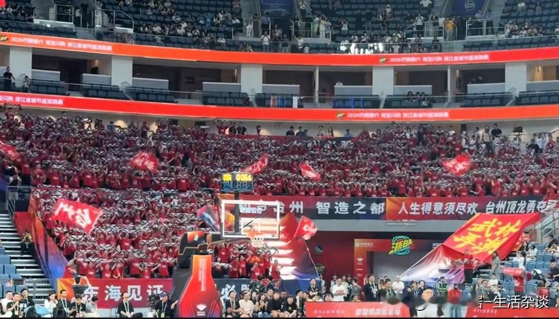 从上次的浙BA小组赛，台州队vs杭州队的比赛中，也能看出台州的拉拉队，是挺团结、