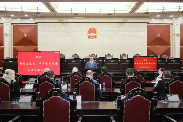 新西兰达尼丁市市长代表团“走进人大”