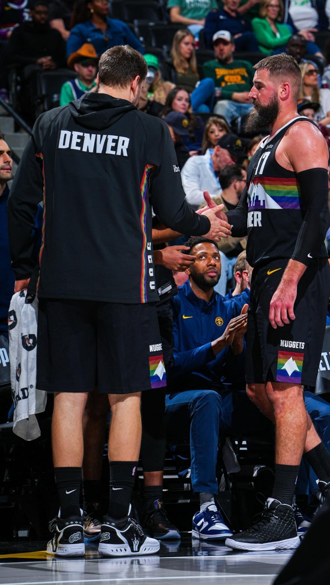 今天约基奇上脚的新款球鞋Shuffle 2  轻取8分7篮板14助攻 