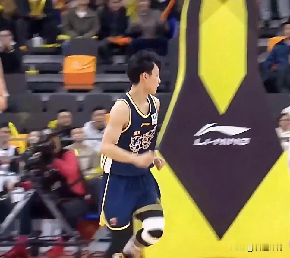 徐杰虽好，但杜锋也要省着点使用啊！

这不徐杰的膝盖已经有反应了，第三节比赛后，