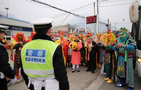师徒四人公路“取经”，违规上路自食苦果
角色扮演图乐子本无可厚非，触碰交通法规底