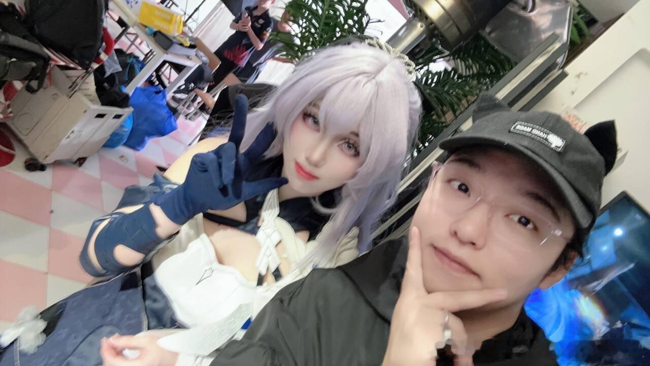 #cosplay[超话]# 袖子.布洛妮娅次生银翼. 很好.多来拍  #崩坏三#