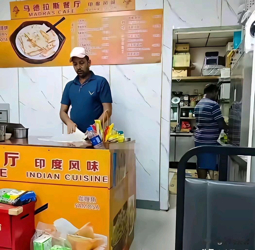 深圳这家印度餐厅食客还不少，
因为是老外开的餐厅，
许多人慕名而来，
下着雨也挡