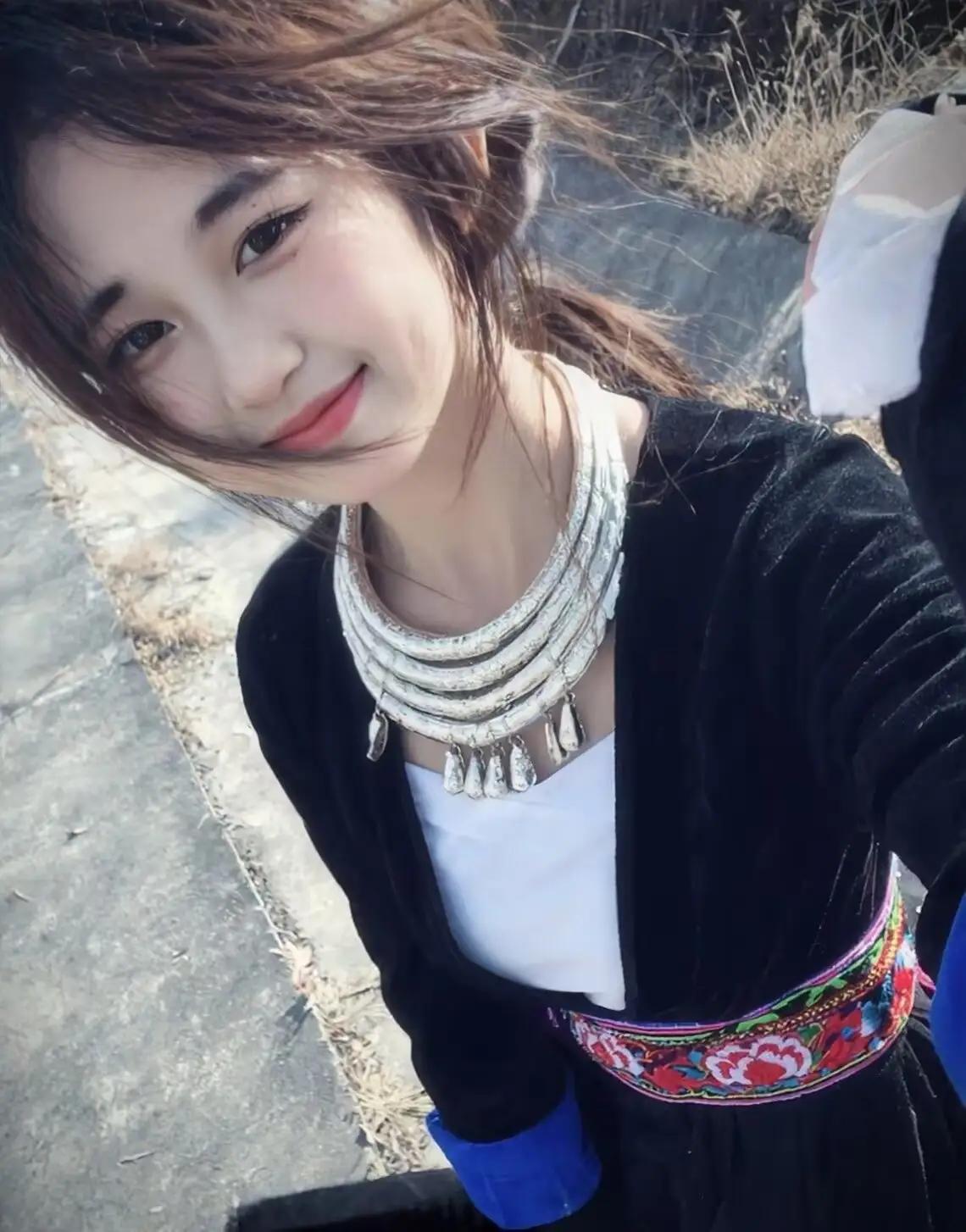 这位美女是苗族人，想嫁汉族，在苗族没有彩礼这一说，不知屏幕前的友友们能否看上她？
