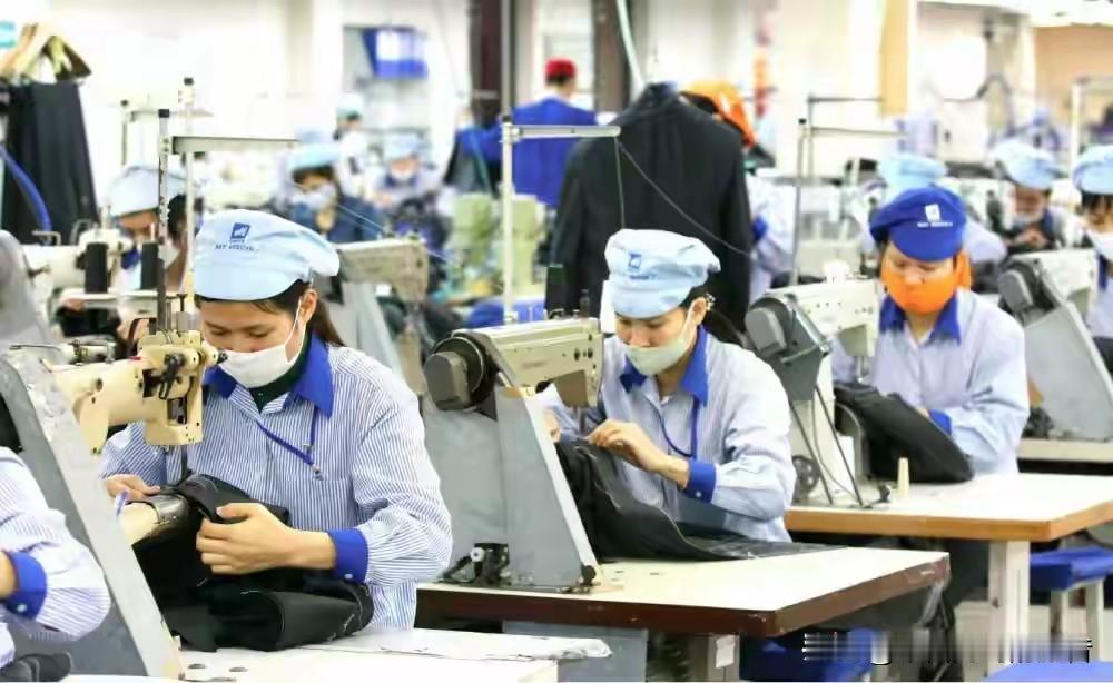 越南把中国挤下美国第一服装供应国的位置，消息传出来不少人说这回中国输了。可仔细扒