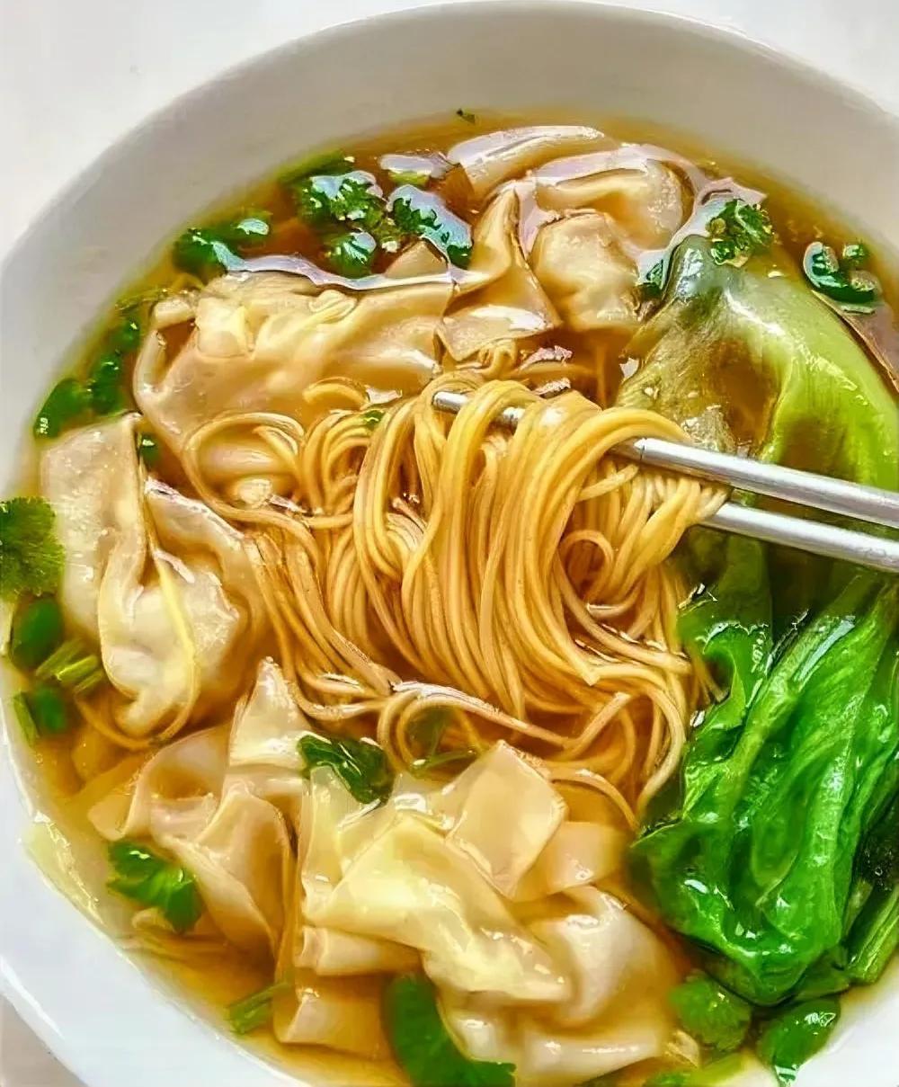 瓷碟里肠粉裹着新鲜虾仁，淋上秘制豉油，油润透亮；竹制蒸笼里，虾饺褶子玲珑如麦穗，