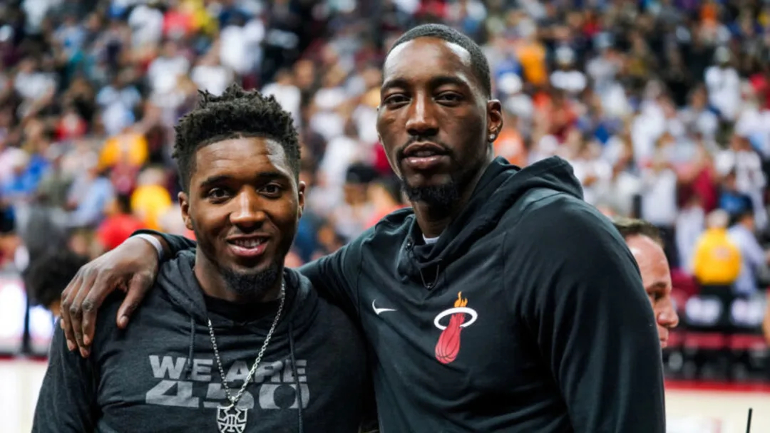 多诺万·米切尔在采访时提到，他在昨天比赛中给阿贾打了电话喊阿德巴约冲破70分：“