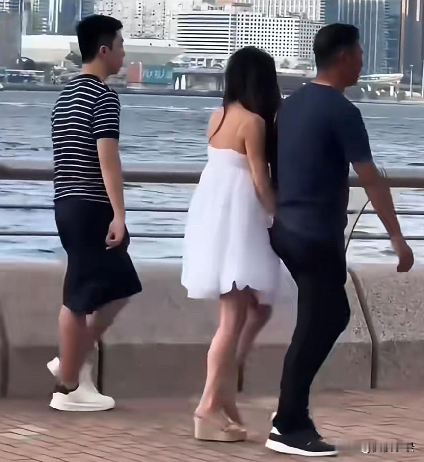 温碧霞全家看江景，她和17岁养子亲密自拍，老公何祖光表情不开心！[玫瑰][玫瑰]