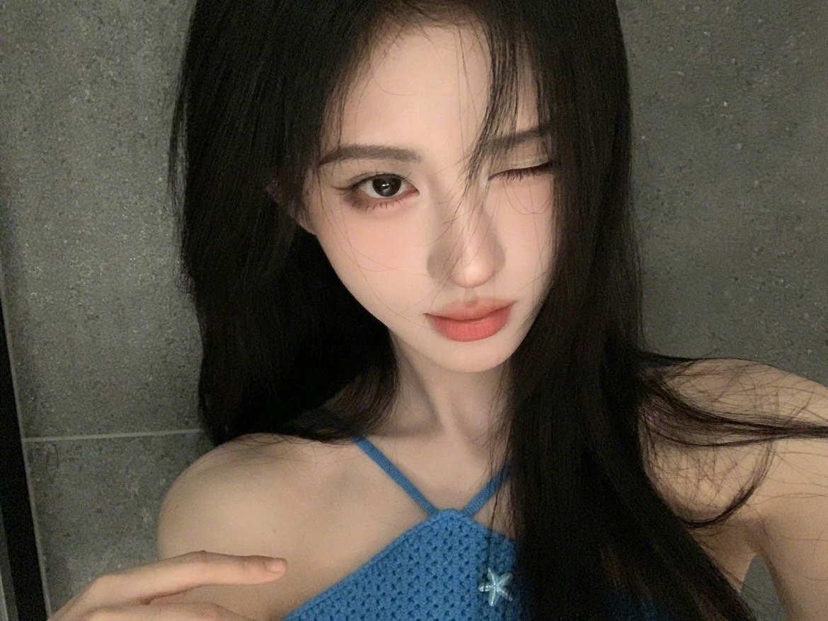 鞠婧祎蓝色自拍live鞠婧祎蓝色挂脖上衣 ​​​好美一张脸 ​​​