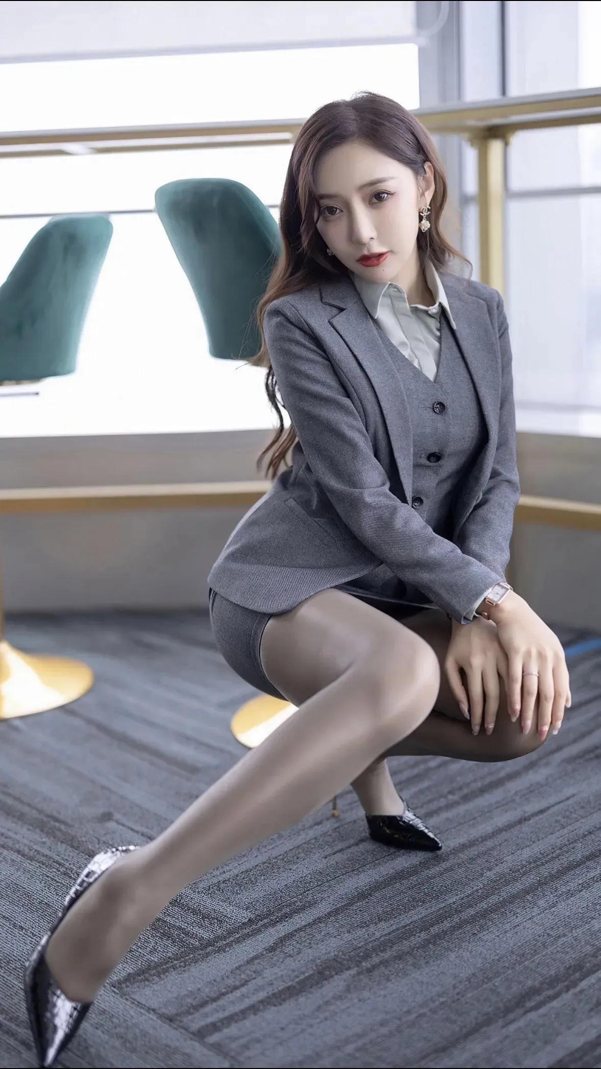 俏丽女白领，办公室职业女性，职业装，庄重肃穆