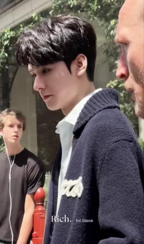 不看大长腿挑战！！比例太好了龚俊，咋帅成这样！！

龚俊 巴黎时装周 ​​​