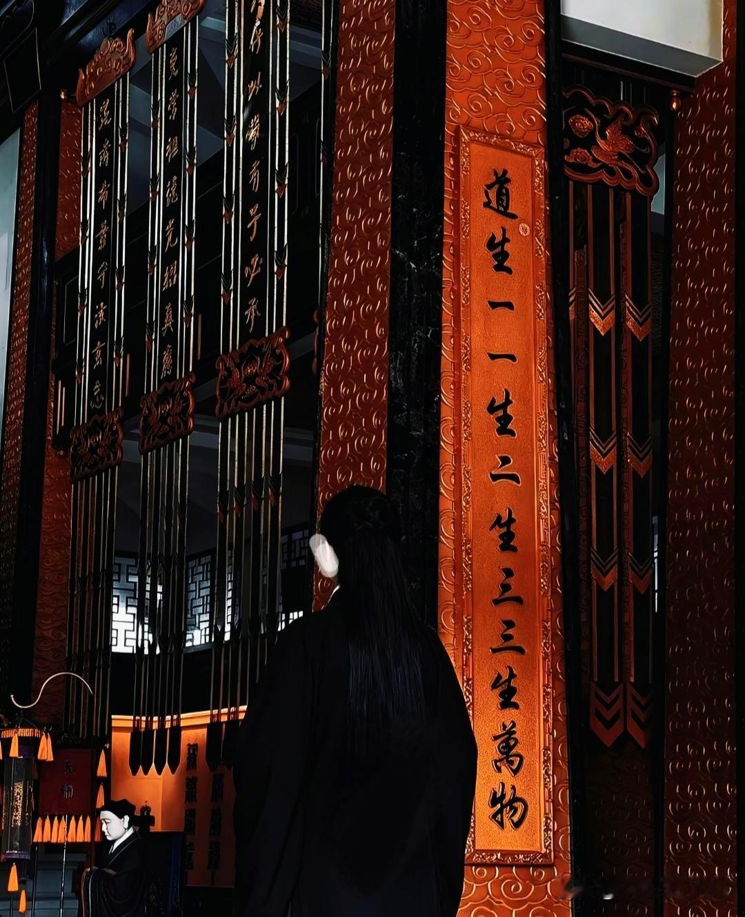 万象皆是虚妄 
匿于人潮中 聚散皆由天定