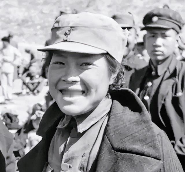 1937年，地主王学文突然发现一20岁女兵，昏倒在家门口。他四下看看无人，一下把