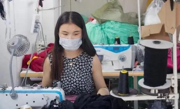 前天发工资，那位最低工资的大姐没来领，原因是工资发少了，她五六十岁，做事不快，但