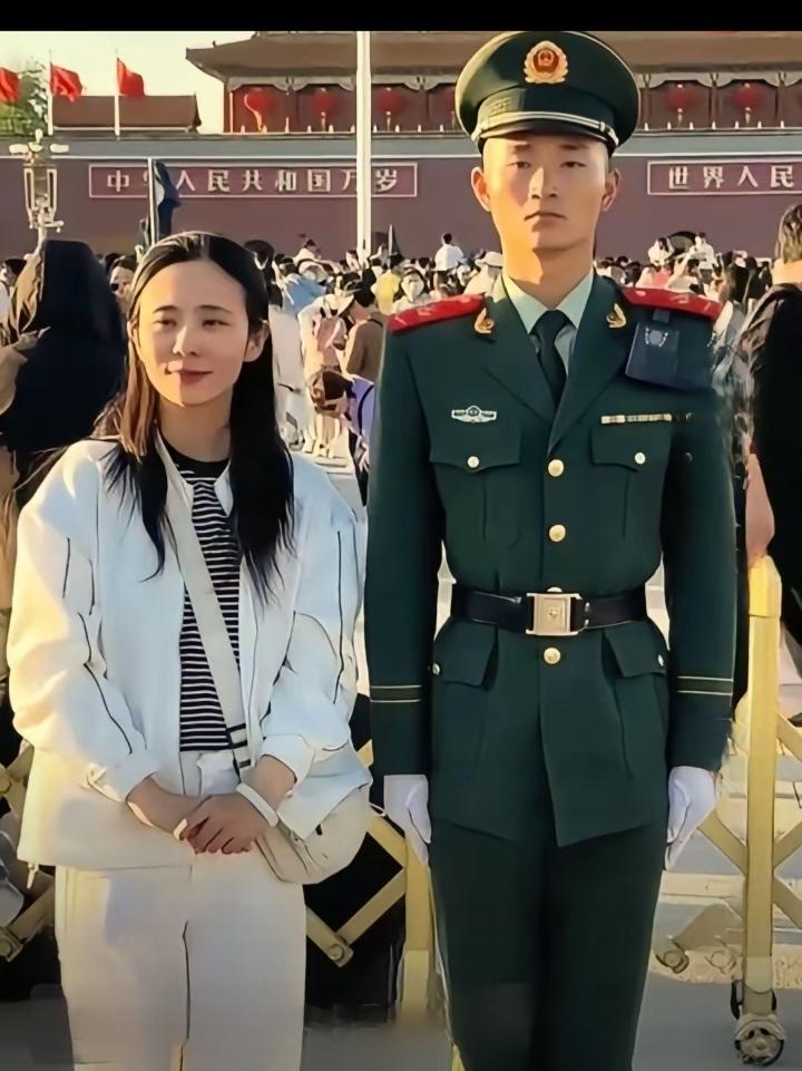 姐姐千里奔赴，只为看一眼天安门下站岗的弟弟。可弟弟身姿如松，纹丝不动；姐姐也不打