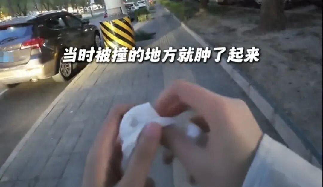 彻底怒了！博主摆拍盲人被撞遭斥责博流量，欺骗全网善意，两人直接被刑拘

为了涨粉