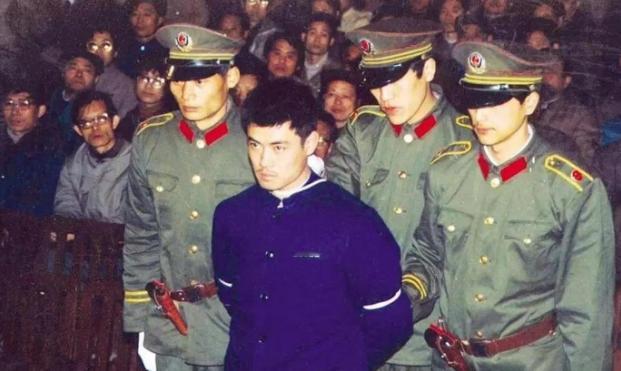 1996年，唐山工人从淤泥里刨出一把五四式手枪，连带还有4个弹匣，这把枪在水里沉