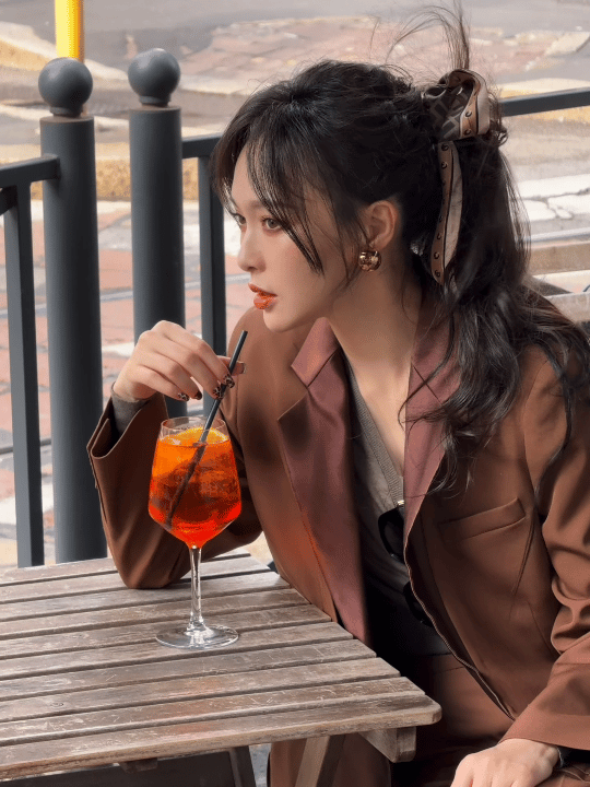 唐嫣就这么美美出现了 丝巾还能这么搭？扎马尾上灵动显发量，配美拉德套装溢出秋日感