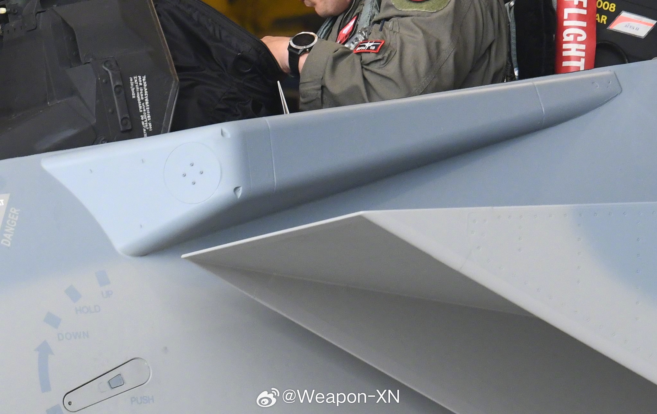 #兵器影像[超话]# 有网友问美国空军F-15EX“鹰II ”战斗机座舱侧面的这