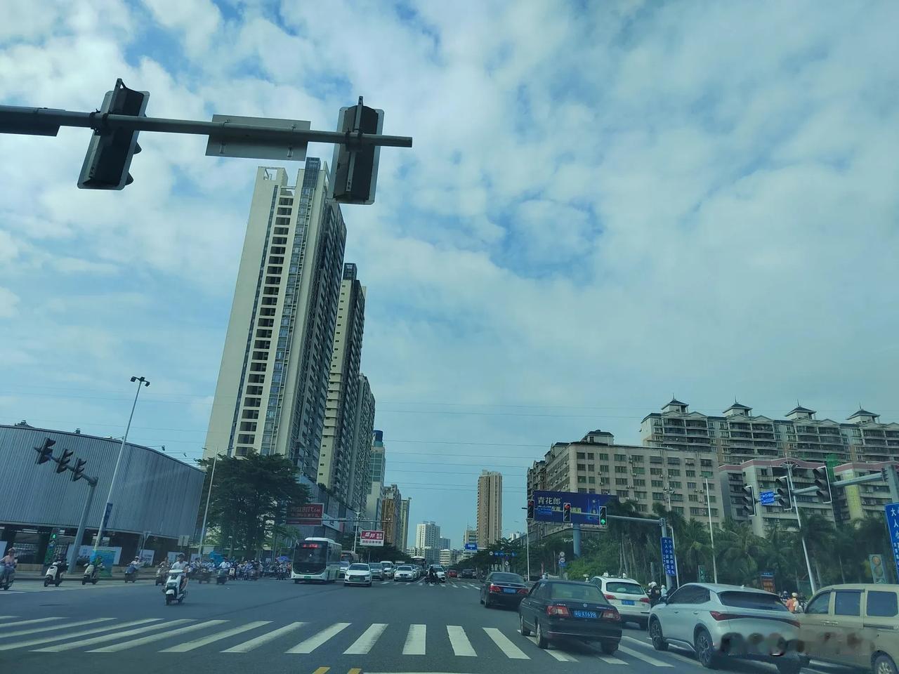 在湛江市海滨大道这个红绿灯位置前停车等灯的时候，突然想起来，红绿灯🚥位置的南侧