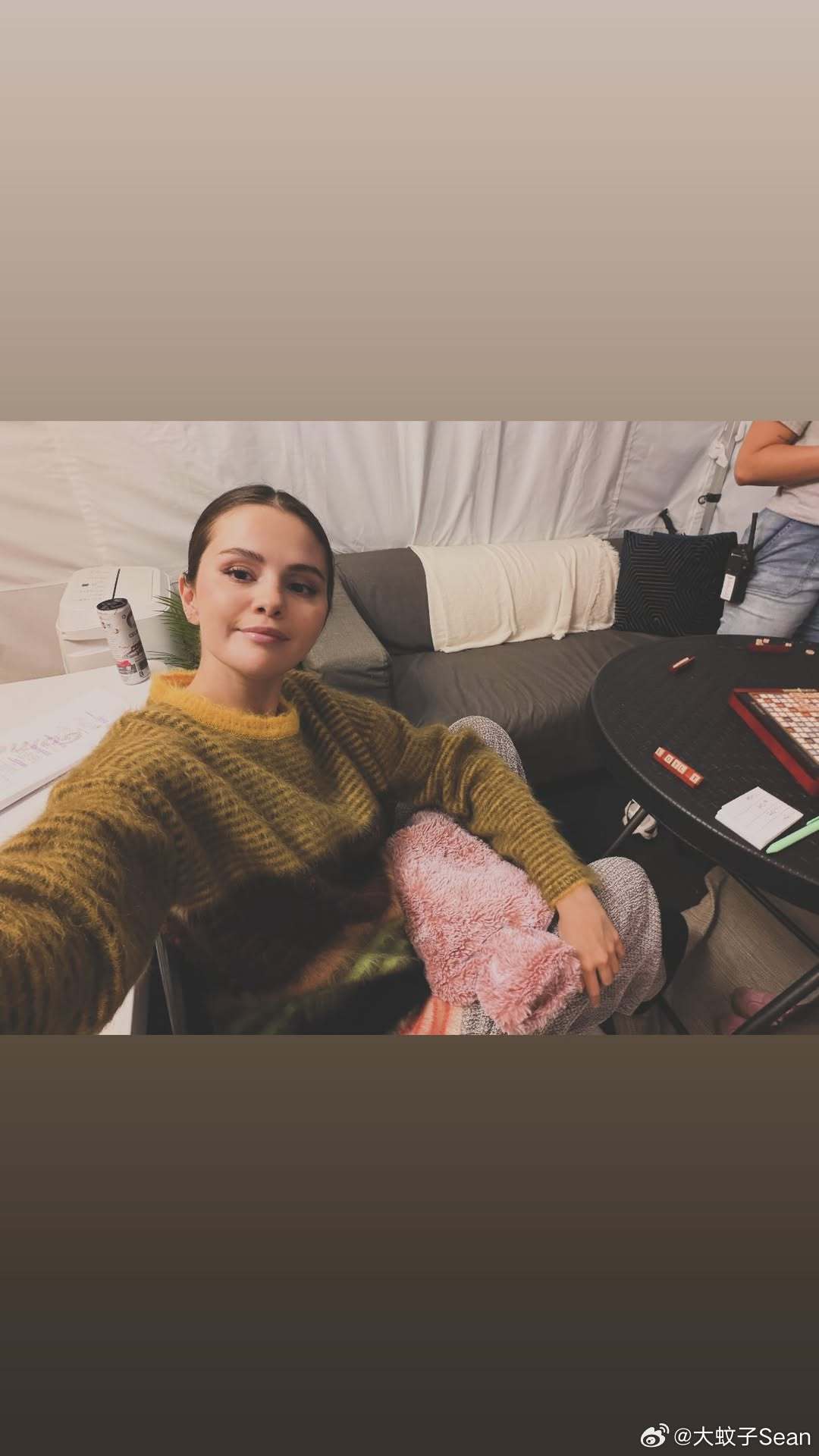 selena gomez赛琳娜戈麦斯分享在《大楼里只有谋杀》第六集片场的新私照，