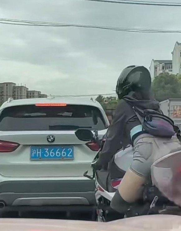 前车和后车真是绝配，后面机车车牌得值5w吧？ ​​​