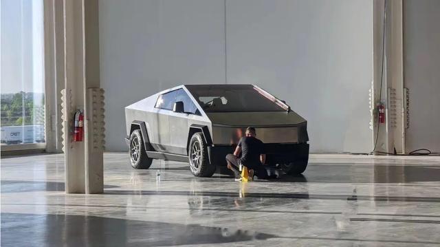 #新能源汽车# 【特斯拉又在搞事了，长得这么奇怪的车，真有人买吗？】据外媒报道，