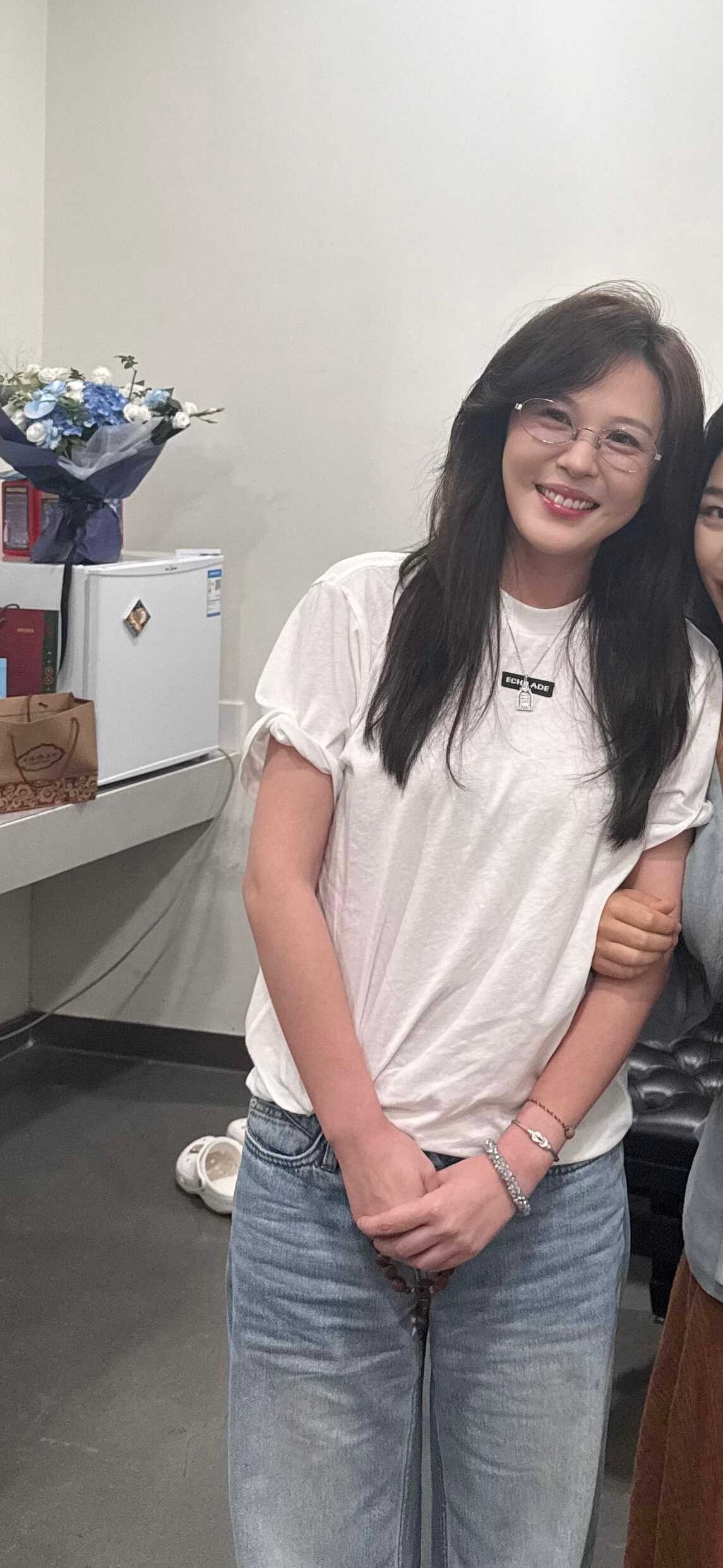 久违的露面，前两天有网友在舞台剧后台偶遇李金铭，还合了照！李金铭近照网友偶遇李金