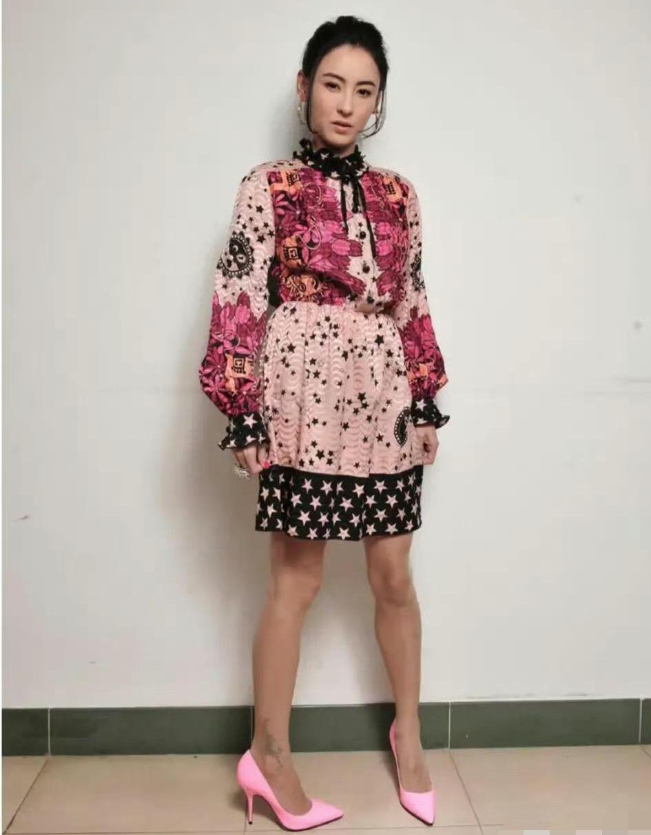 没想明白我女神咋拍了这么个造型，
底子再好也扛不住这么糟蹋，
想当初，
和任贤齐