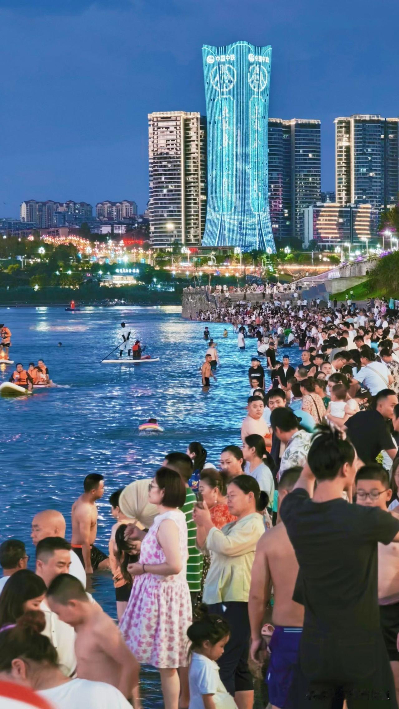 太浪漫了，宜宾江边不仅可以花样玩水，还能拍氛围感婚纱照[哇]？宜宾夏天的江边确实