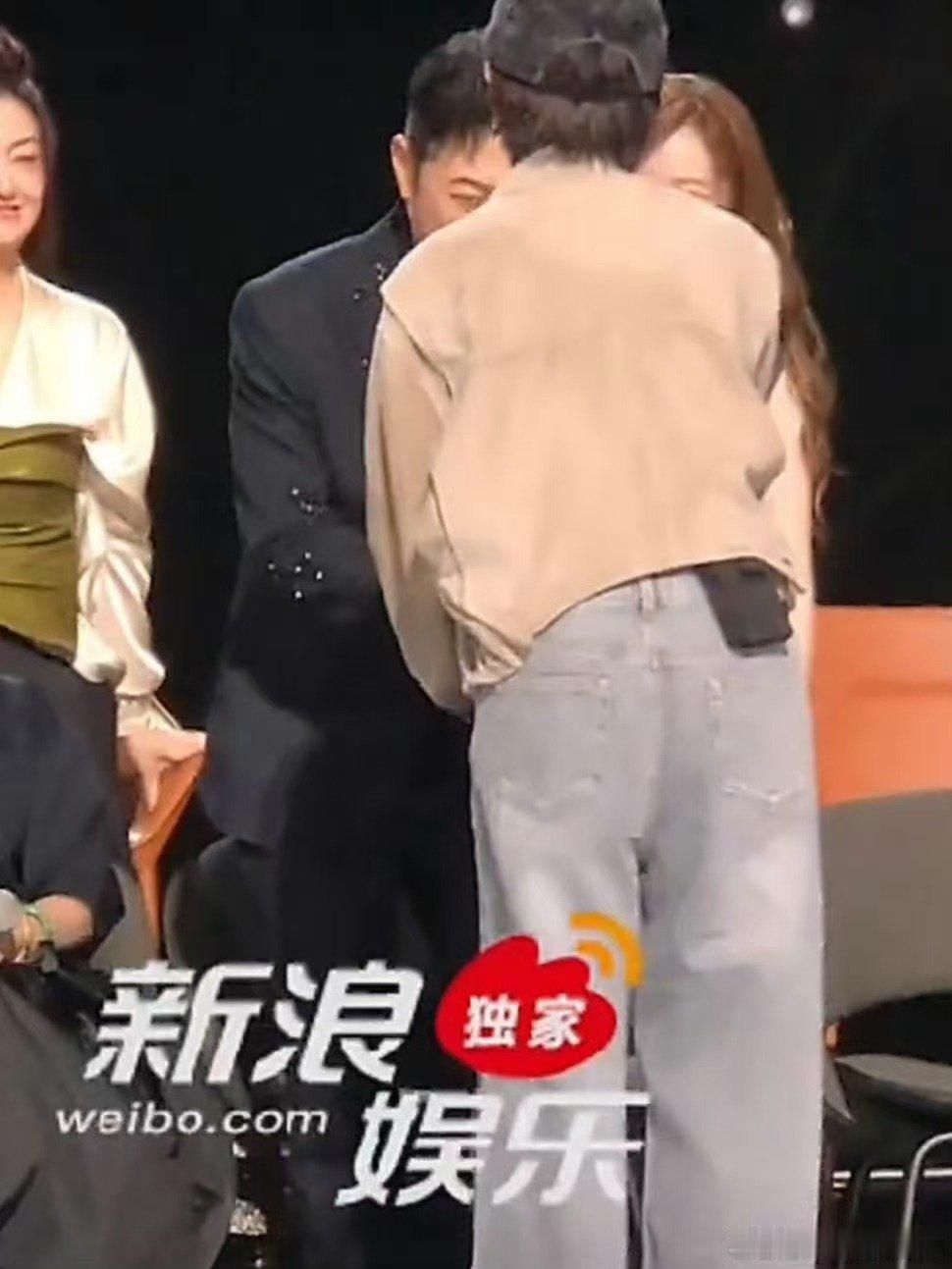 I人窦靖童歌手开启社交模式歌手歌单日常不爱交际，参加节目果断切换状态，主动问好前