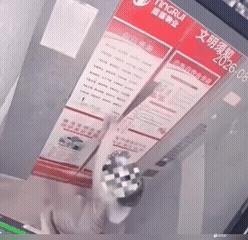 这时候就别再捣鼓你那破手机了