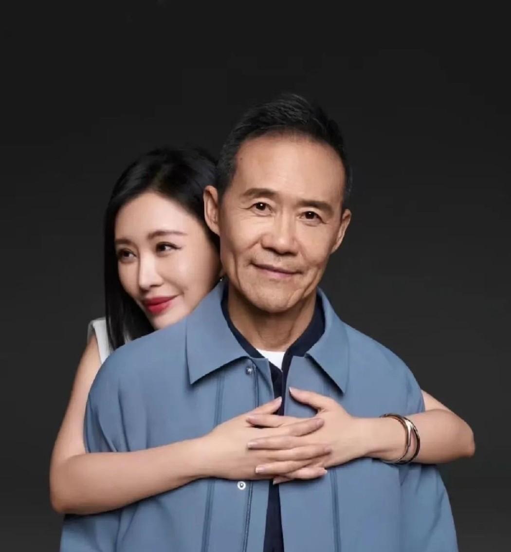 2012年，61岁已婚已育万科创始人王石恋上31岁未婚未育小演员田朴珺。婚后田朴