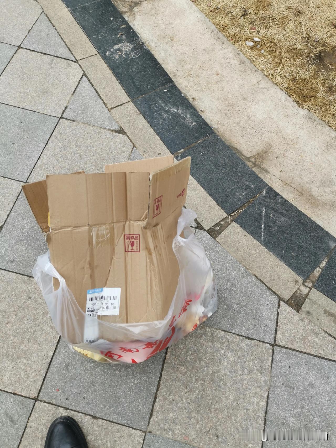 ，每天清晨，家里收集一大塑料袋子垃圾，但家里的各种乱七八糟的东西还是一大堆，不见