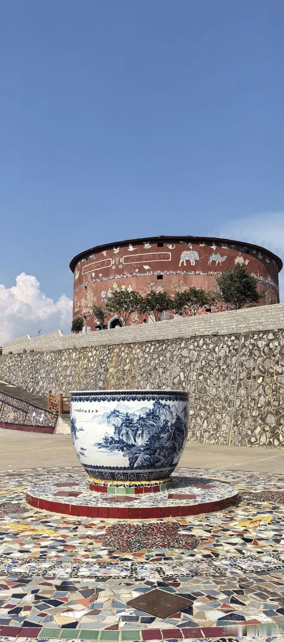 瓷宫的外墙、内壁、立柱、屋顶甚至地面，全部镶嵌了各式各样的瓷器、瓷片和陶瓷艺术品