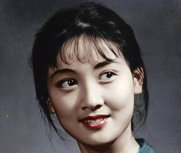 芳年旧照，天然美人。
真正的岁月美人，从不需要滤镜与修饰。
这种天然的美丽，完全