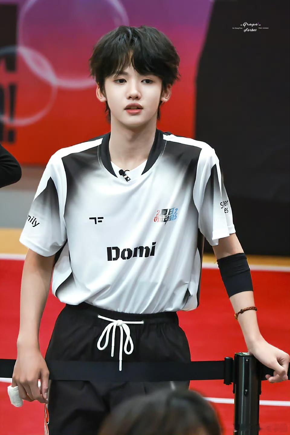 时代峰峻回应张奕然分班时代峰峻 张奕然甜美大炮，而且很有骑士病的一只猪呀，很容易