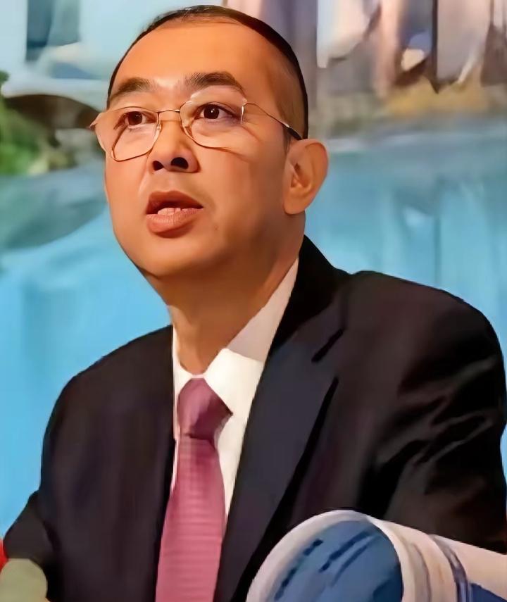 打工皇帝夏海钧，最近干了件盛事，他想把香港600亿的资产，转移到海外，结果，一张