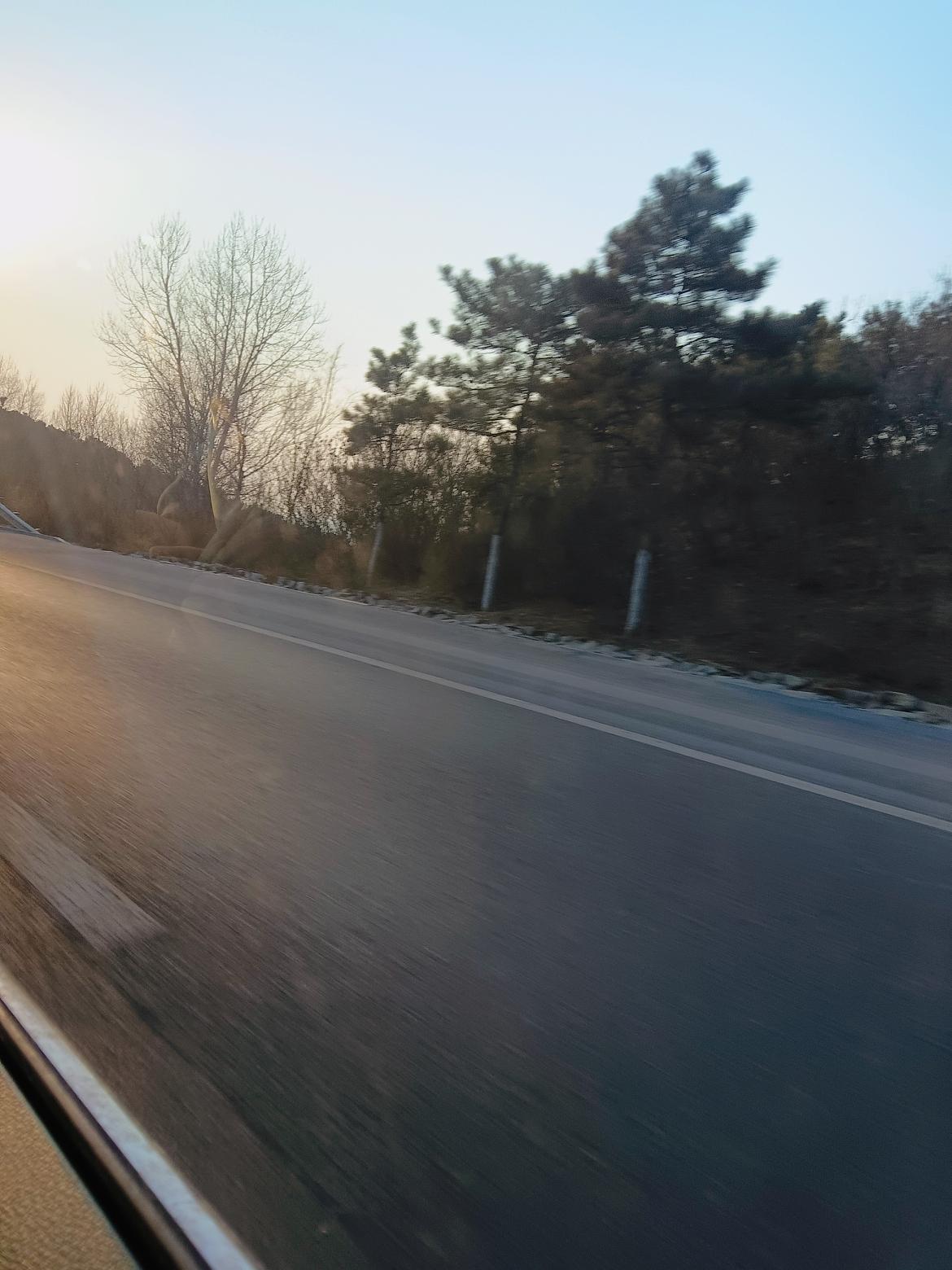 夕阳下的乡间小路，静谧而美好。