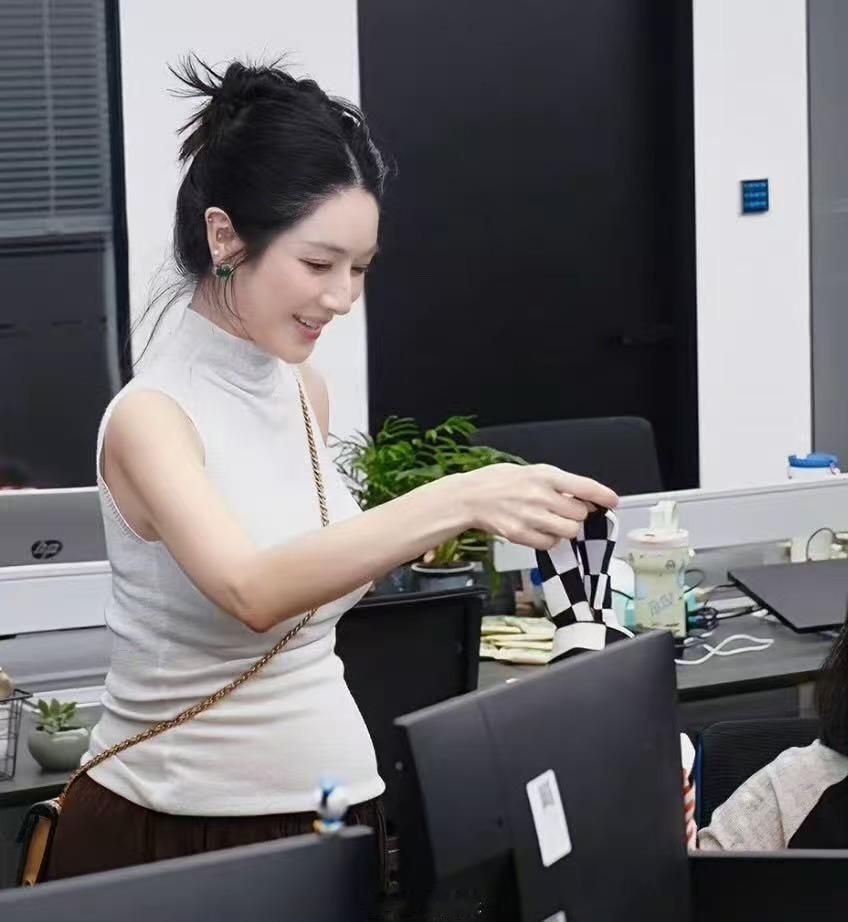 薇娅感觉是怀孕最长时间的网红了，一般从官宣怀孕到生就几个月，她真的是很久薇娅二胎