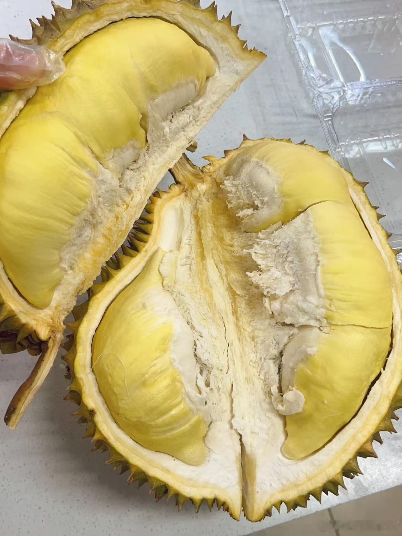 泰国榴莲正在疯狂涌入这么多榴莲排着队来了，怎么感觉价格还是那么贵？我和我的嘴巴打